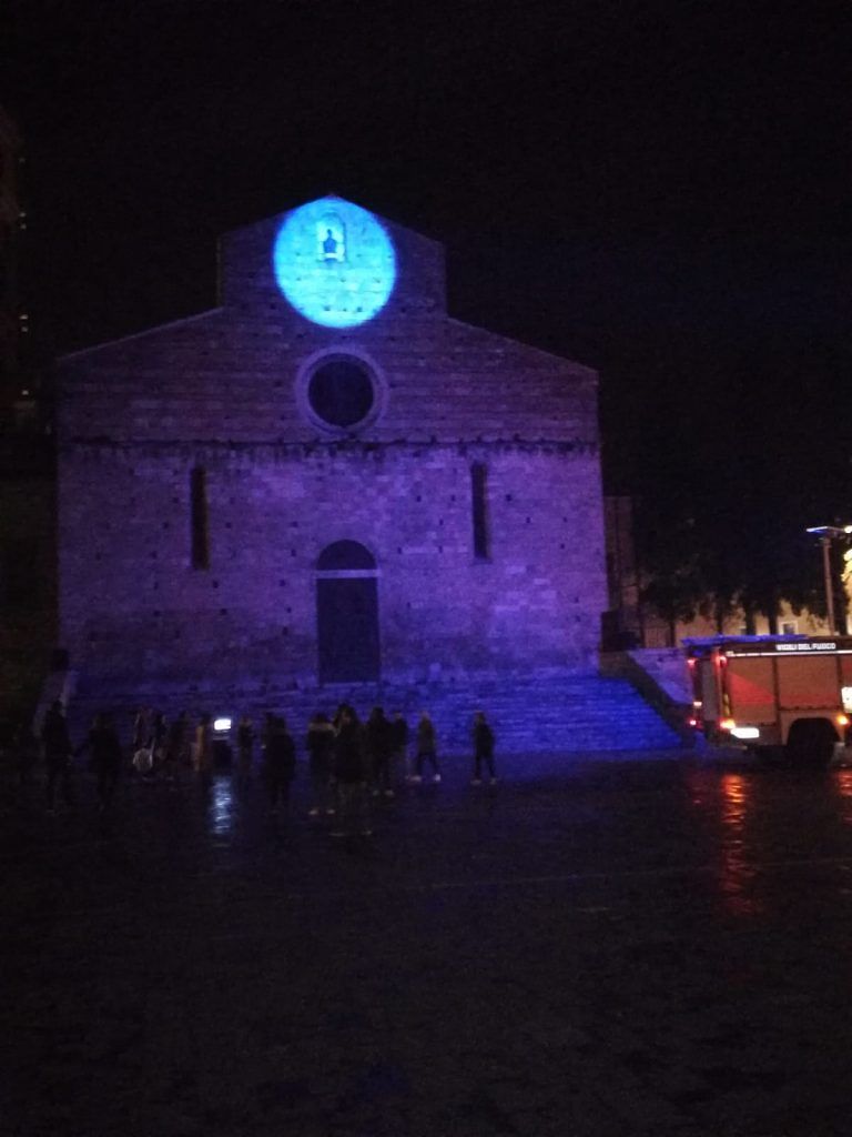 Teramo, giornata dell’autismo: i vigili illuminano di blu il Duomo FOTO VIDEO