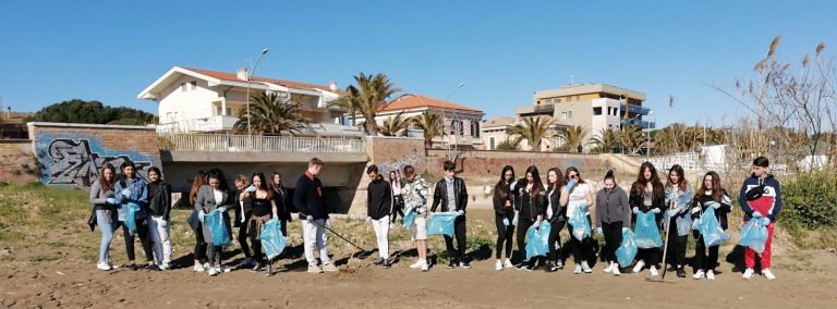 Pescara, i ragazzi dell’Aterno-Manthonè ripuliscono la spiaggia