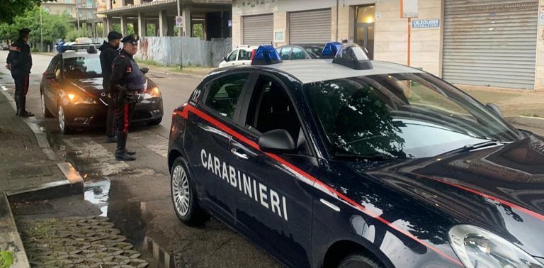 Pescara, quartieri caldi sotto controllo: multato un bar e un giovane senza patente