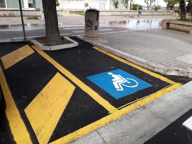 Tortoreto, nuovi parcheggi per disabili troppo corti LA SEGNALAZIONE – FOTO