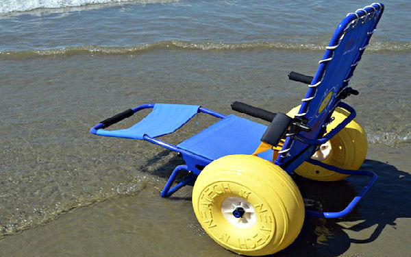 Roseto, turismo sociale: Dimensione Volantario mette a disposizione carrozzina per escursione in spiaggia