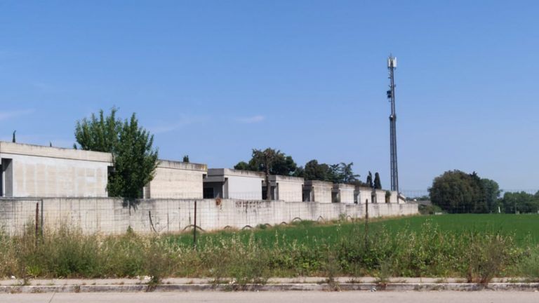 Giulianova, nuova antenna telefonica al cimitero: i dubbi dell’associazione Villa Pozzoni