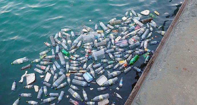 Plastica: l’equivalente di 33mila bottigliette gettate ogni minuto nel Mediterraneo