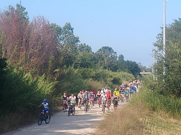 Roseto, ‘in bici dal Borsacchio al Vomano’: un fiume di ciclisti per difendere la natura