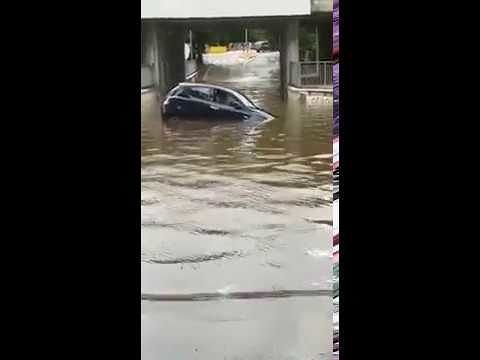 Francavilla, l’auto si infila nel sottopasso allagato VIDEO