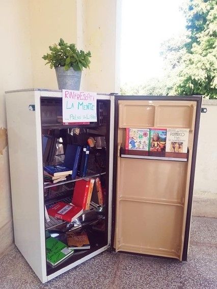 Teramo, un frigorifero pieno di libri: l’iniziativa per gli amanti della lettura a Sant’Atto