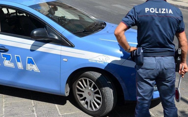 Pescara, l’ex cerca di gettarla dal ponte: salvata dalla polizia