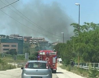 Teramo, incendio nella zona industriale di Sant'Atto ...