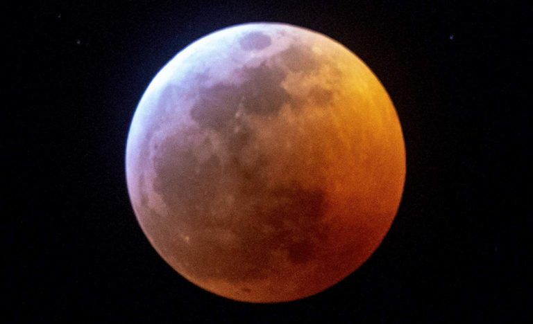 Occhi al cielo per l’eclissi lunare: sarà visibile in tutta Italia