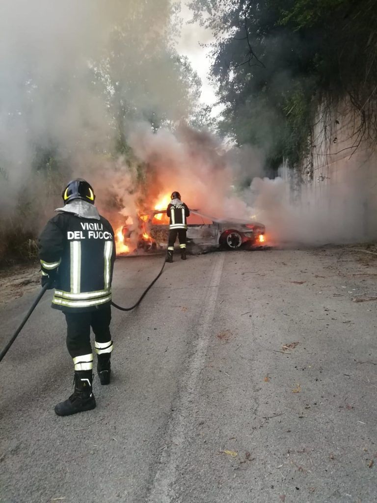Montefino, auto va in fiamme mentre guida: salvo FOTO