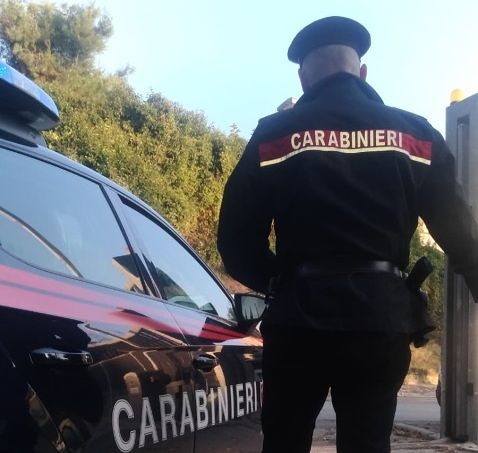 Roseto, costringe una donna a cambiare un assegno: bloccato dai carabinieri in banca