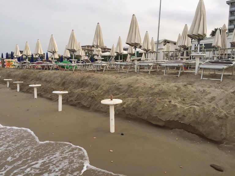 Alba Adriatica, erosione e mareggiate: chalet rimuove una fila di ombrelloni FOTO VIDEO