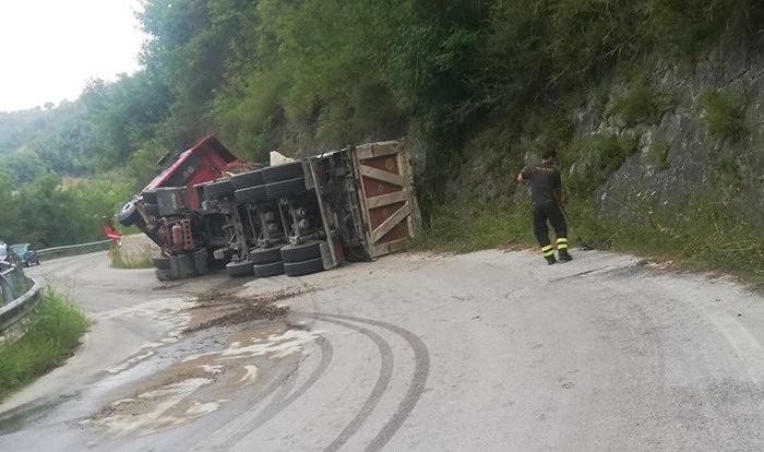 Valle Castellana, camion si ribalta: carburante sull’asfalto