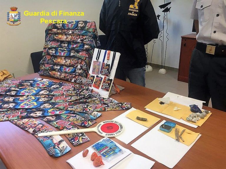 Montesilvano: 40 grammi di droga e 200 gadget contraffatti sequestrati al Jova Beach Party