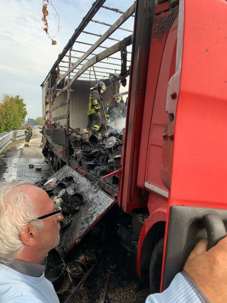 Camion di una ditta teramana a fuoco sull’Ascoli Mare FOTO VIDEO