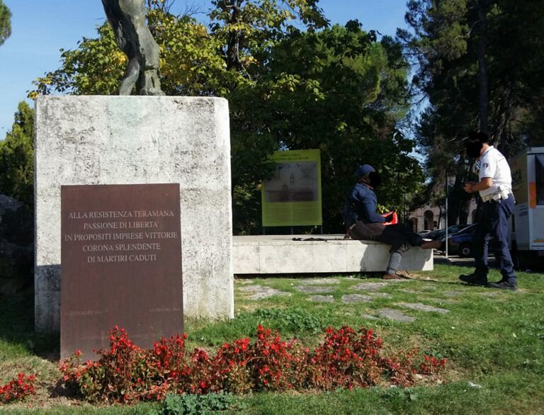 Teramo, monumento ai Caduti della Resistenza usato come bivacco