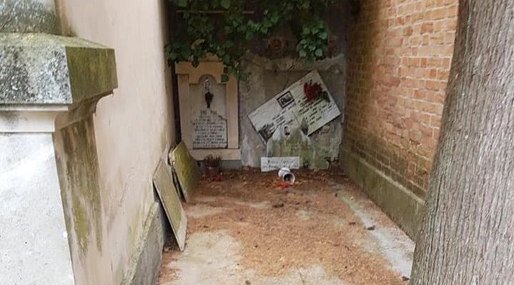 Popoli, cimitero nel degrado: “Denunciate su Facebook”