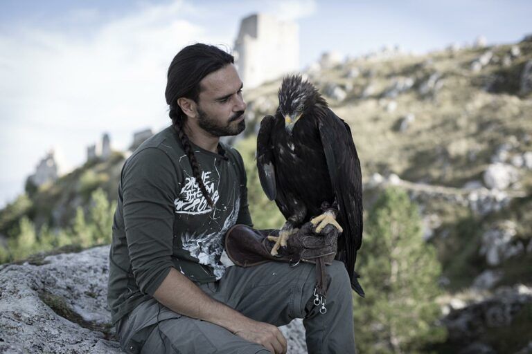 La storia del falconiere Giovanni Granati in un documentario per promuovere il territorio abruzzese FOTO