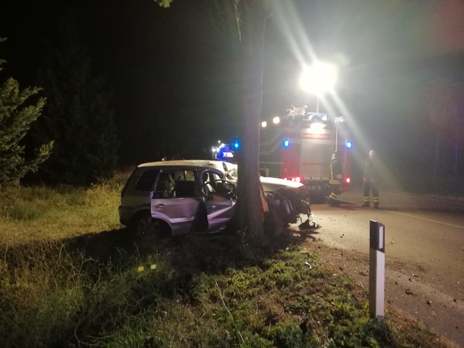 auto con 5 giovani a bordo si schianta contro un albero FOTO auto con 5 giovani a bordo si schianta contro un albero FOTO