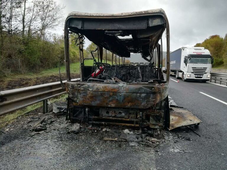 Autobus divorato dalle fiamme sulla A24