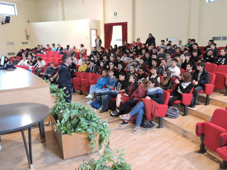Teramo, l’aeronautica militare incontra gli studenti dell’Alessandrini-Marino