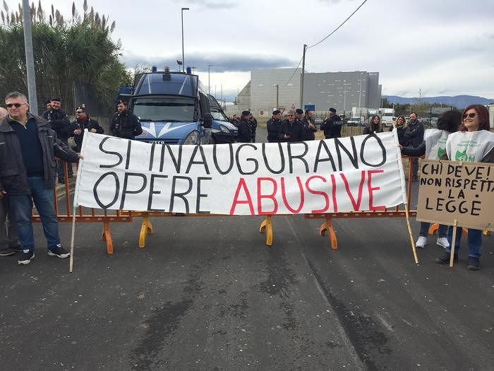 Mattarella a Cepagatti: protesta contro l’elettrodotto di Terna