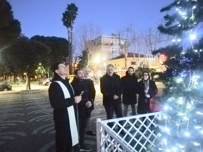Giulianova, albero di Natale davanti alla Chiesa di San Pietro donato da un’azienda locale FOTO