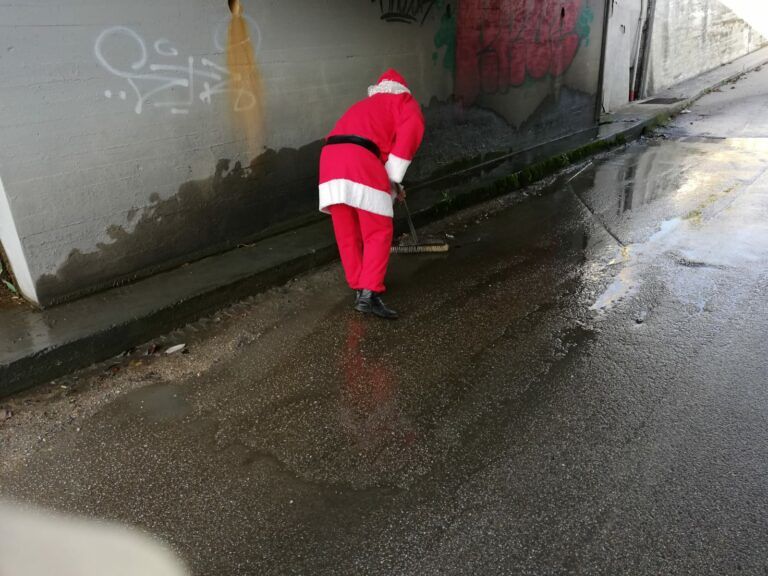Cologna Spiaggia, arriva Babbo Natale con la ramazza per ripulire il sottopasso di via della Stazione