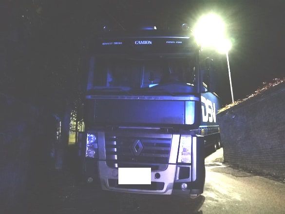 Silvi, camion rimane incastrato in via Dei Colli FOTO
