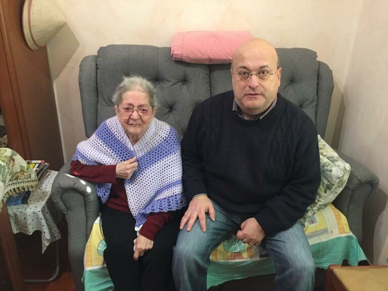 Pescara, anziana malata costretta in casa senza ascensore