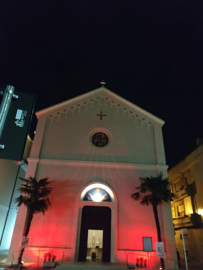 Alba Adriatica, chiesa illuminata di rosso per la due giorni contro la persecuzione dei cristiani
