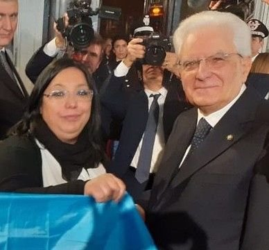 Giorno della Memoria, Giulia Di Rocco dona la bandiera Romanì a Mattarella