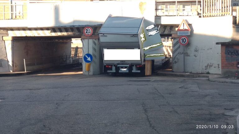 Giulianova, camion resta incastrato nel sottopasso di via Lepanto
