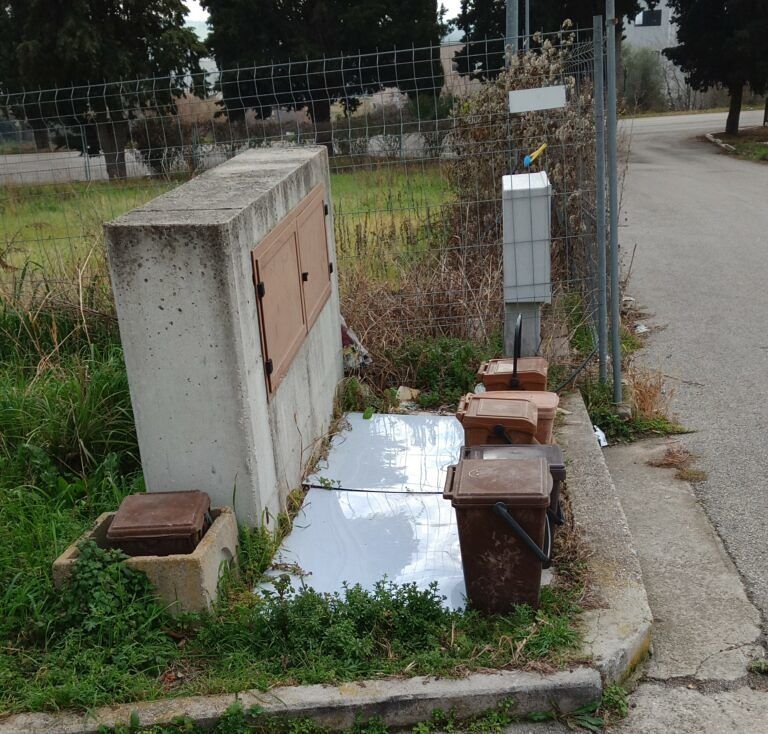 Nereto, mancata raccolta rifiuti in via Certosa: la segnalazione