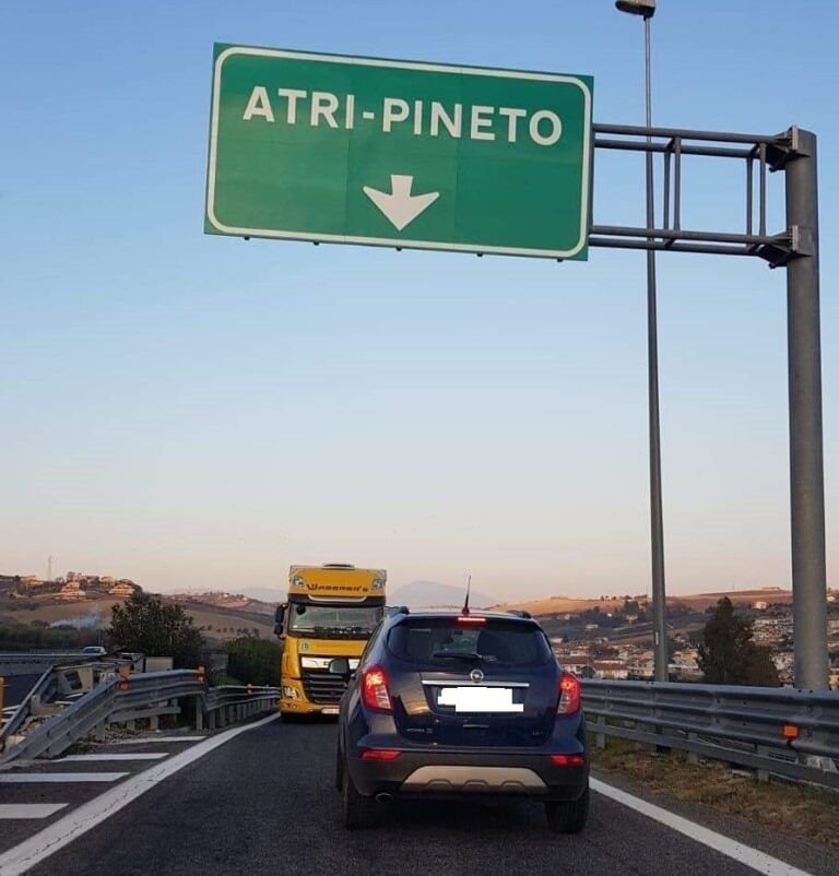 A14, svincolo Atri-Pineto: il Tir viaggia contromano FOTO