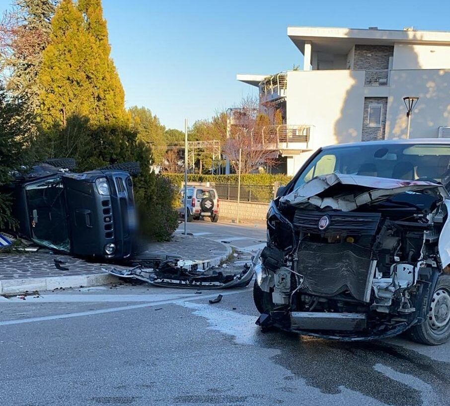 Pineto, incidente a Corfú: furgone contro auto FOTO