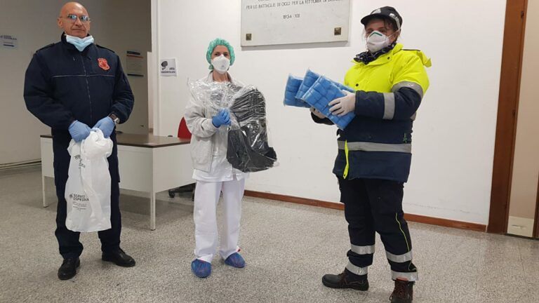 Coronavirus, artigiano di Giulianova dona calzari sanitari all’ospedale di Teramo