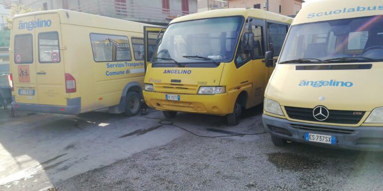 Teramo, scuole chiuse: la Angelino sanifica gli scuolabus FOTO