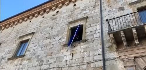 Atri, ammainata la bandiera europea dal Municipio. Il Sindaco Ferretti seda le polemiche VIDEO