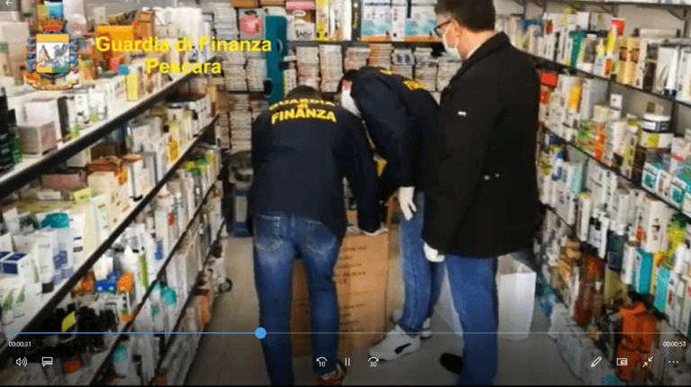 Pescara, mascherine e gel rincarati del 3000 per cento: secondo sequestro alla farmacia che specula sul Covid VIDEO