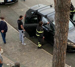 Pineto, bimbo resta chiuso in macchina: liberato dai pompieri