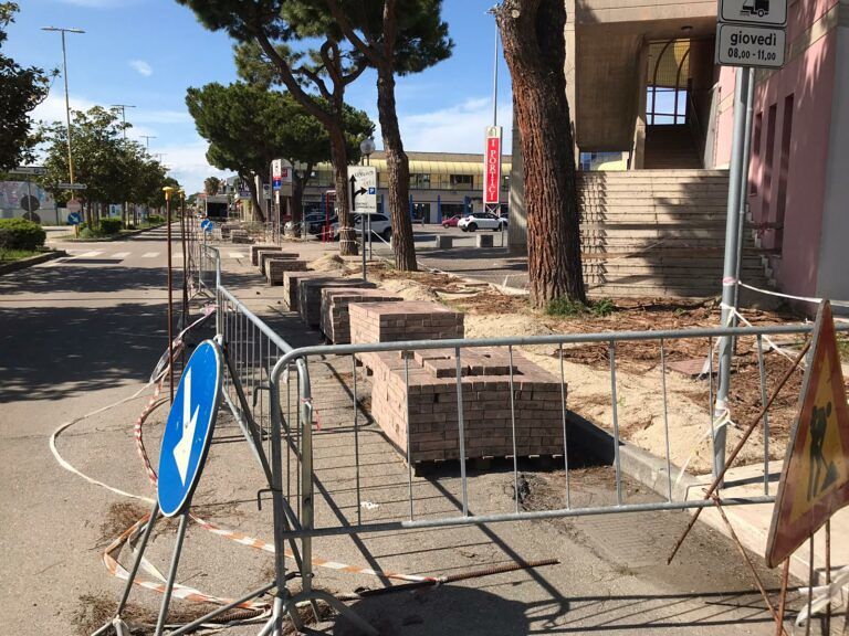 Giulianova, riprendono gli interventi di manutenzione sui marciapiedi di via Di Vittorio