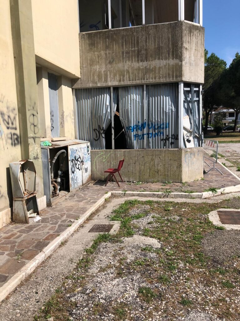 Giulianova, vandali all’ex mercato coperto: lamiere divelte e vetri pericolanti FOTO