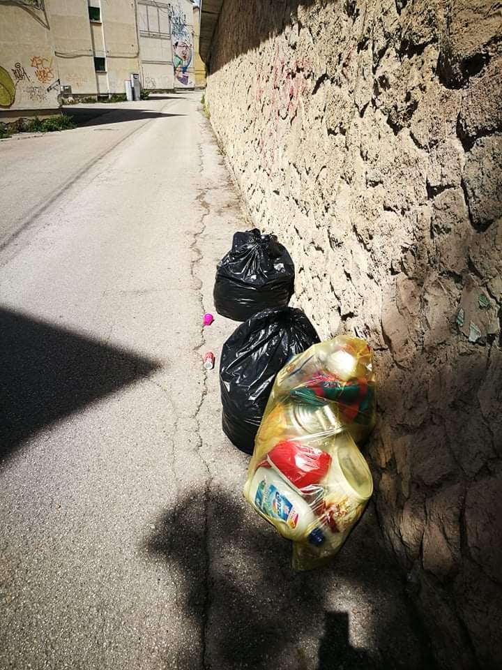 Teramo, rifiuti abbandonati su via Longo: l'autore sarà sanzionato FOTO