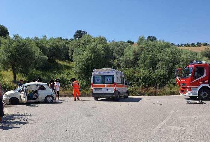 Villa Zaccheo, incidente tra auto e camion: giovane rimane incastrata tra le lamiere FOTO