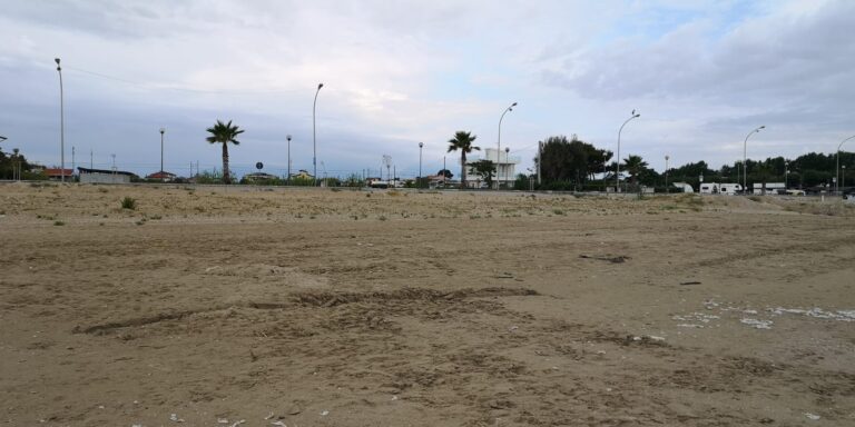 Cologna, ripulita la spiaggia libera. Ora i marciapiedi del lungomare invasi dalla sabbia NOSTRO SERVIZIO