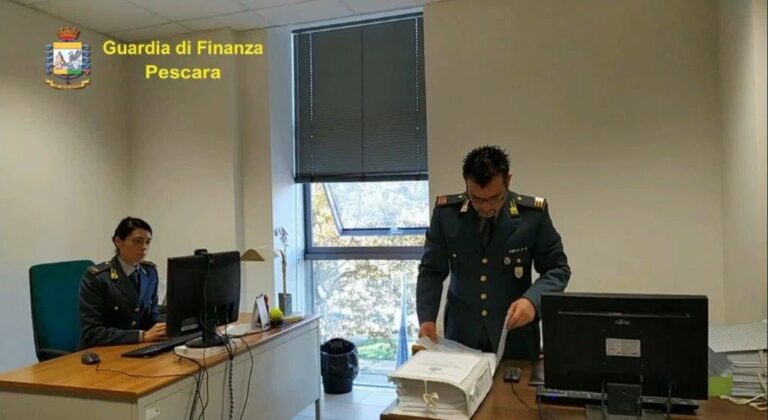 Pescara, volantinaggio a 3 euro l’ora e fatture false per 800mila euro: denunciati 3 imprenditori