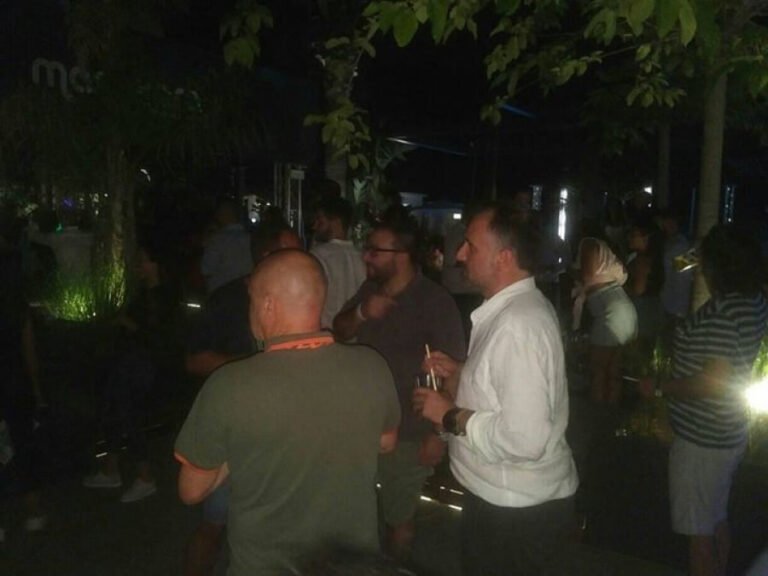 Mentre divampano gli incendi il sindaco Biondi è in discoteca (a Tortoreto): lite nel locale e polemiche sui social VIDEO