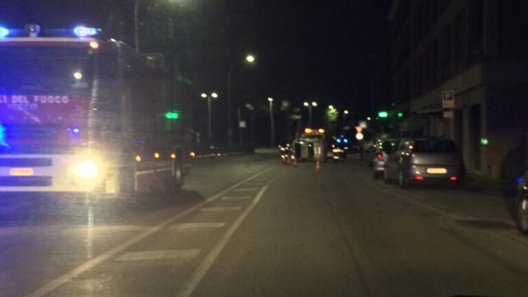 Teramo, incidente nella notte: auto si ribalta in via Po FOTO