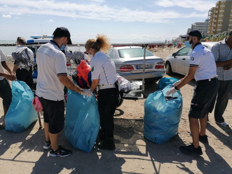 Montesilvano, blitz anti-contraffazione: sequestrati 2000 articoli in spiaggia